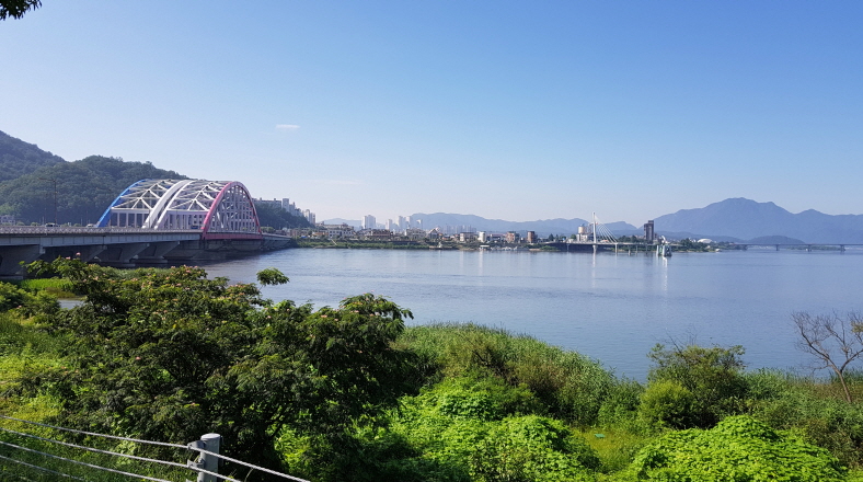 의암호 호수와 데크 산책로 풍경