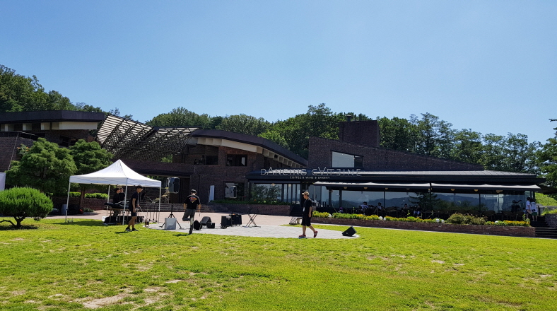 의암호 호수와 데크 산책로 풍경